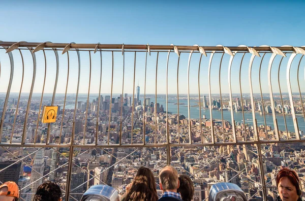 Νέα Υόρκη - Σεπτέμβριος 2015: Τουρίστες απολαμβάνουν θέα στην πόλη από Ε — Φωτογραφία Αρχείου