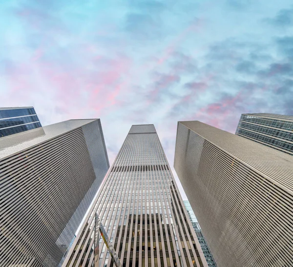 Skyward view of Manhattan skyscrapers at sunset — Stock Photo, Image