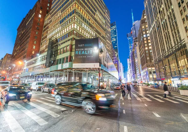 纽约城-9 月 2015年︰ 交通在城市的夜晚。Ne — 图库照片