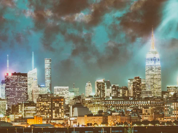 Edificios de la ciudad de Nueva York por la noche — Foto de Stock