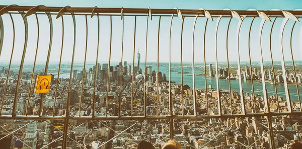 Νέα Υόρκη - Σεπτέμβριος 2015: Τουρίστες απολαμβάνουν θέα στην πόλη από Ε — Φωτογραφία Αρχείου