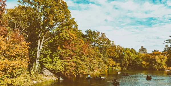 Central Park şaşırtıcı sonbahar renkleri ile göl yansımaları, New — Stok fotoğraf