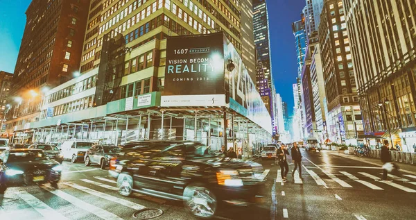 NEW YORK CITY - SEPTEMBER 2015: Traffic in the city at night. Ne — Stock Photo, Image