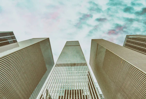 Vista panorámica de los rascacielos de Manhattan al atardecer — Foto de Stock