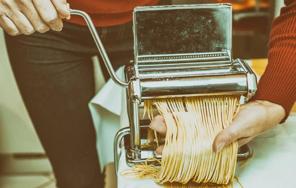 Woman Chef making simple homemade noodles with pasta machine. — Stock Photo, Image