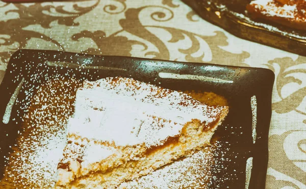 Torta con marmellata di albicocche su un tavolo preparato — Foto Stock