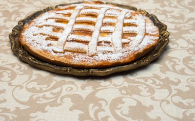 hazırlanan bir tabloda kayısı reçelli turta