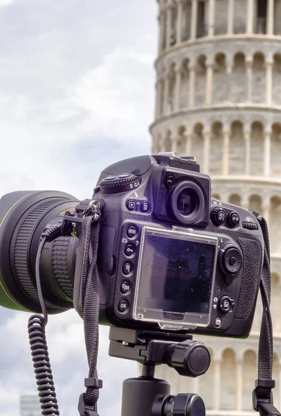 Moderní kamera zvěčňuje štíhlou věž v Pise — Stock fotografie