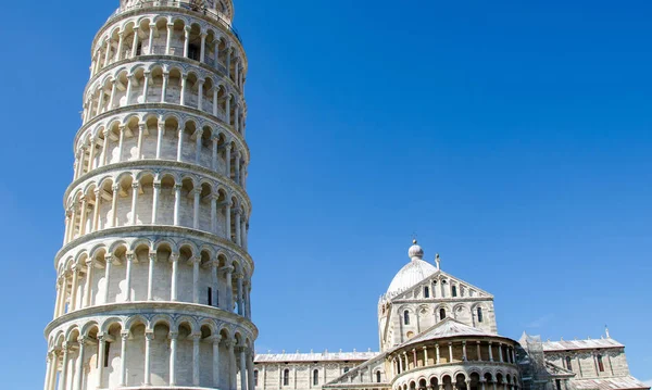 Pisa Kulesi güneşli gökyüzü karşı — Stok fotoğraf