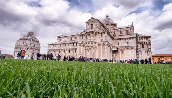 Pisa, Plaza de los Milagros. Hermosa vista desde el nivel de hierba — Foto de Stock