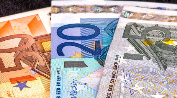 Fünf-, Zwanzig- und Fünfzig-Euro-Scheine auf schwarzem Hintergrund — Stockfoto