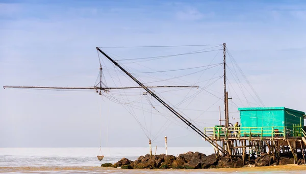 Holzhaus mitten im Meer über Felsen — Stockfoto