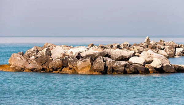 Groupe de roches au-dessus de la mer — Photo