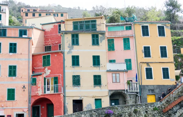 Bela vila pitoresca de Riomaggiore, Casas coloridas de Cinqu — Fotografia de Stock