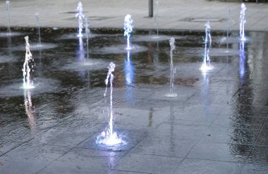 Gece Çeşmede şehir yere sıçramasına su akışı
