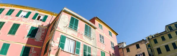 Barevné lodě v malebné přístavu vernazza, cinque terre - to — Stock fotografie