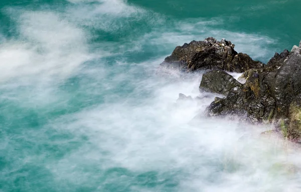 Langzeitbelichtung launisch dramatische Meereslandschaft mit Felsen und Bewegungsunschärfe — Stockfoto