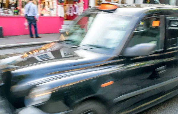 Szybko poruszających się niewyraźne taxi w Londynie — Zdjęcie stockowe