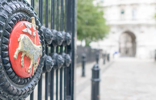 Park entrance gate in Victoria Embankment, London — Stock Photo, Image