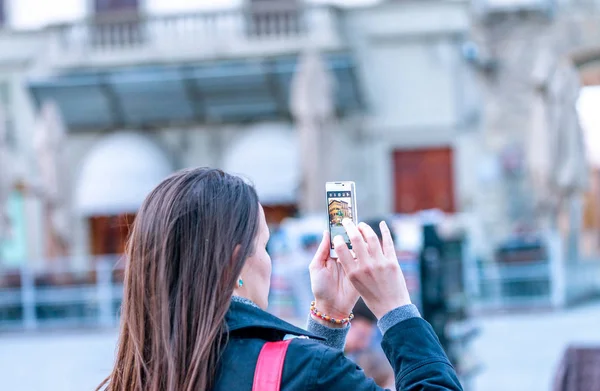 Женщина-туристка фотографирует площадь Флоренции - Тоскана — стоковое фото