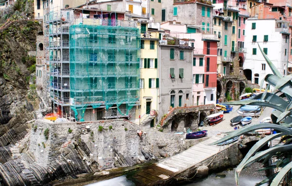 Hermoso pintoresco pueblo de Riomaggiore, Cinque Terre - Colorido — Foto de Stock