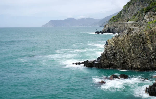 Longa exposição temperamental paisagem marinha dramática com rochas e borrão de movimento — Fotografia de Stock