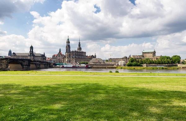 Neustadt arquitectura y parque a lo largo del río Elber, Dresde - Germen —  Fotos de Stock