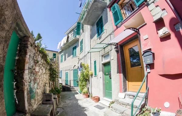 Vackra färgglada hem i Corniglia i Cinque Terre Park - Ita — Stockfoto