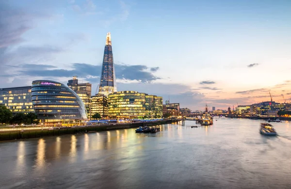 De skyline van Londen, gebouwen ten zuiden van de Thames aftre zonsondergang — Stockfoto