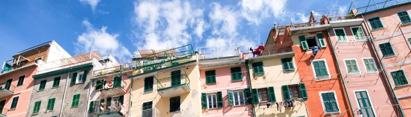 Cinque Terre, Hermoso pueblo de Riomaggiore con barcos azules i — Foto de Stock