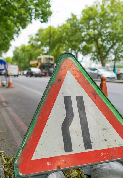 Verkeer waarschuwing zingen voor smalle passage — Stockfoto