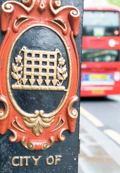 City of Westminster cedulka v Londýně s červený autobus na pozadí — Stock fotografie