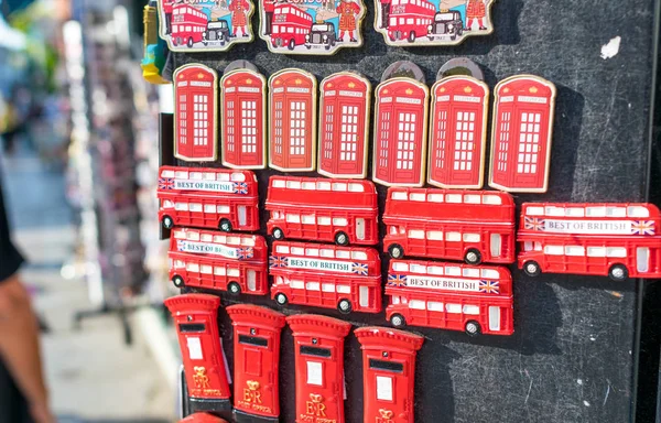 Souvenirs de la ciudad en una tienda callejera — Foto de Stock