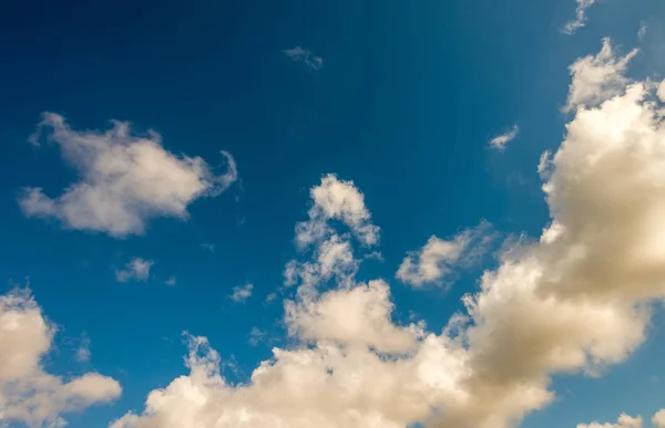 Hermoso cielo azul con nubes suaves — Foto de Stock