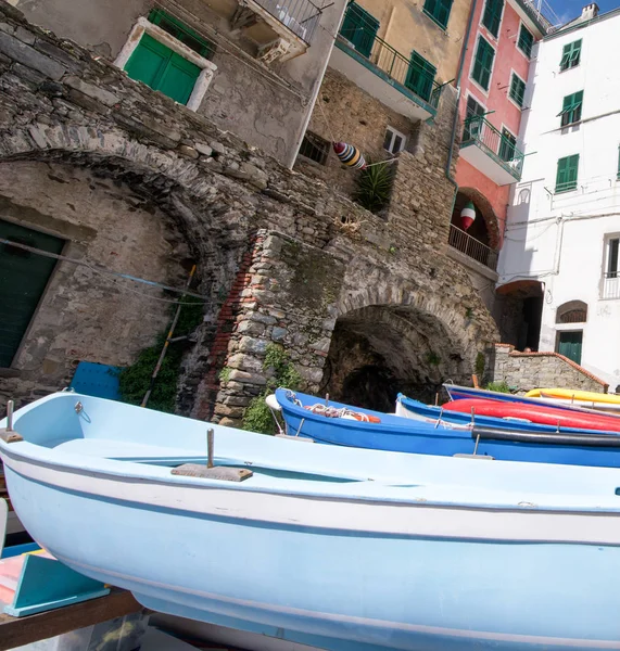 Cinque Terre, Beautiful Village of Riomaggiore with blue boats i — Stock Photo, Image