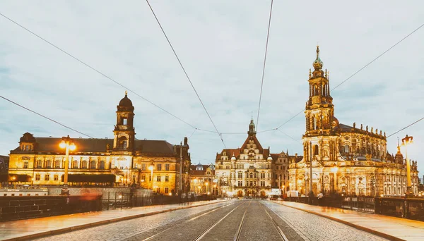 Dresde Augustusbrucke y Neustadt después de la puesta del sol —  Fotos de Stock