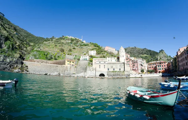 Colorful boats in the quaint port of Vernazza, Cinque Terre - It — Stock Photo, Image