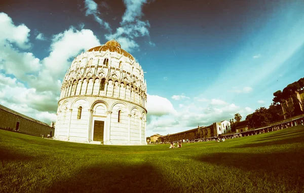 Pisa wonderen Square. Zonsondergang van doopkapel — Stockfoto