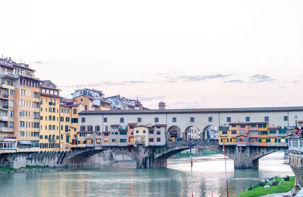 Vista del Ponte Vecchio en Florencia - Toscana, Italia —  Fotos de Stock