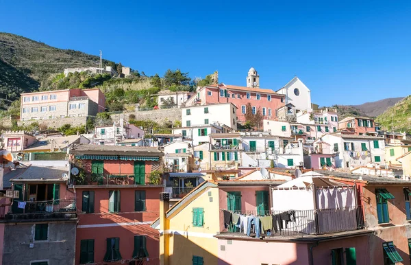 Quaint Village of Vernazza, Cinque Terre. Beautiful colorful hom — Stock Photo, Image