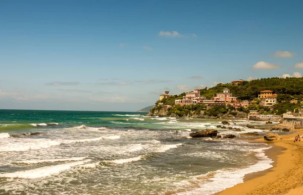 Castiglioncello, Italië. Prachtige zeegezicht op een zonnige lentedag — Stockfoto