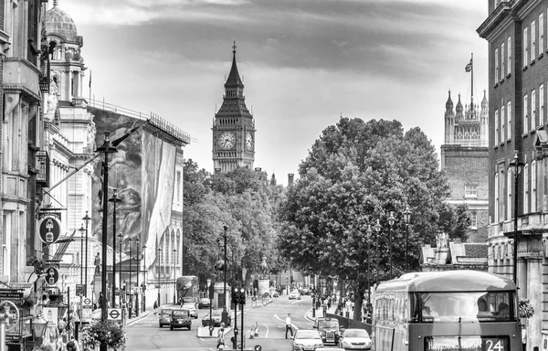 ЛОНДОН - 1 июля 2015 года: Движение в районе Вестминстера. Лондонская аттра — стоковое фото