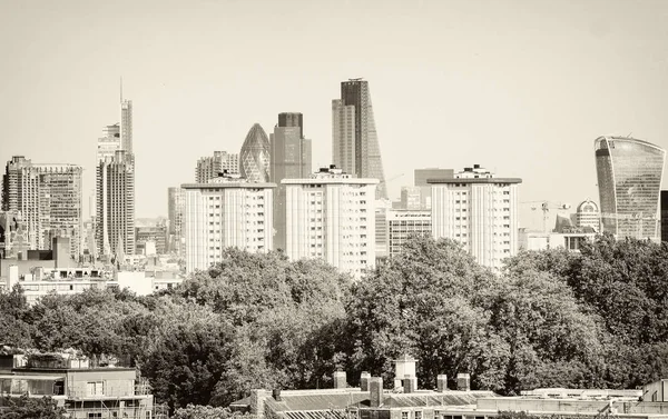 Панорама міста Лондон за деревами — стокове фото