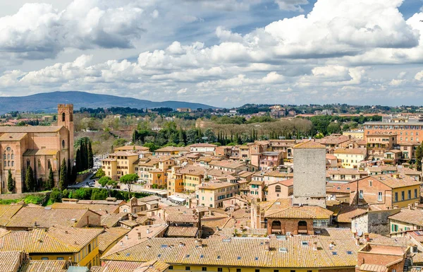 Sienne, Italie. Belle vue sur la célèbre architecture médiévale — Photo