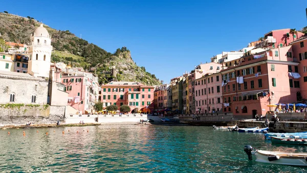 Pueblo pintoresco de Vernazza, Cinque Terre. Hermoso hom colorido —  Fotos de Stock