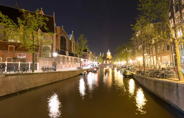 Canaux de la ville la nuit pour la fête de la Reine — Photo