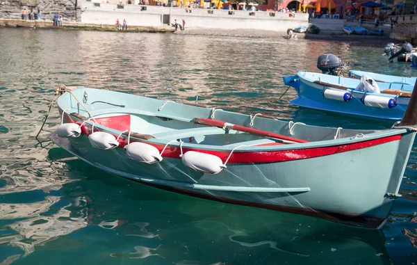 Vernazza, cinque terre - antika Port renkli tekneler bu — Stok fotoğraf