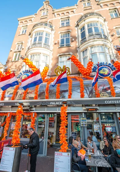 Amsterdam - 1. května 2013: Turisté ulicemi města pro královny — Stock fotografie