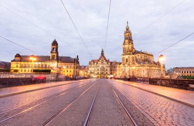 Dresden Augustusbrucke ve güneş battıktan sonra Neustadt