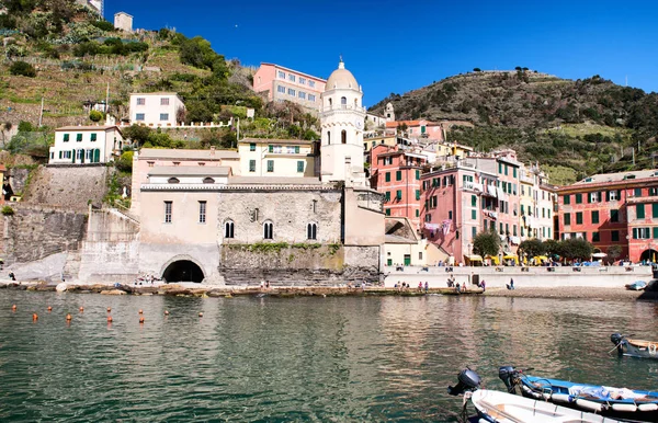 Farverige både i den maleriske havn Vernazza, Cinque Terre - Det - Stock-foto